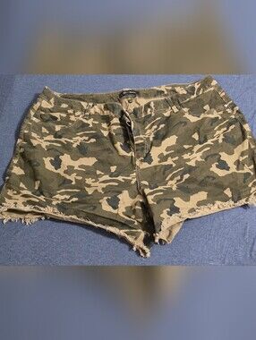 Plus Size 26W Camo Frayed Hem Women’s Shorts